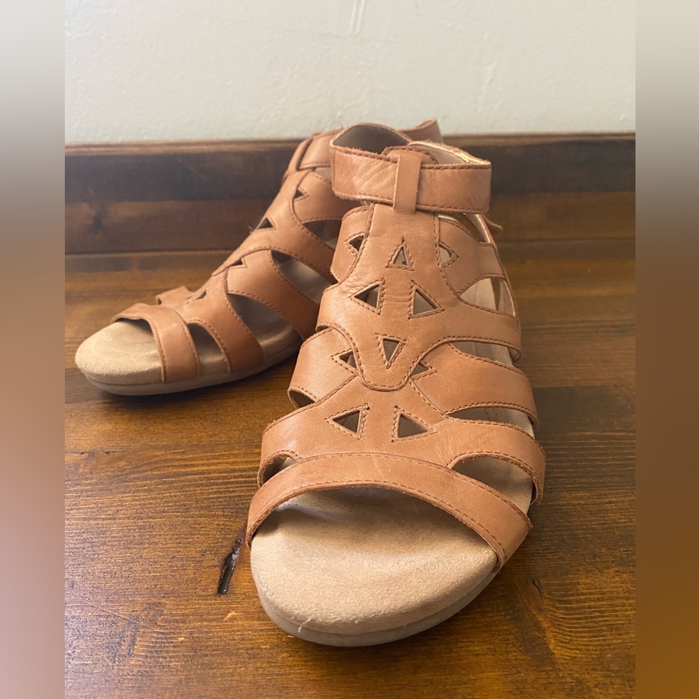 Earth Laser Cut Sandals in Size 9.5 Sand Brown